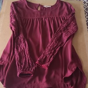 Blouse with lace sleeve